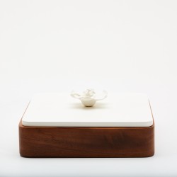 Boîte en bois d'acacia et porcelaine blanche
