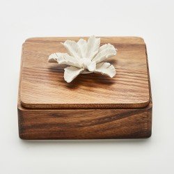 Boîte en bois d'acacia surplombée d'une fleur de palmier en porcelaine blanche
