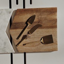 Planche à découper ou de présentation duo marbre & bois. Présenté avec le set de couteaux à fromage BeHome
